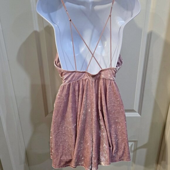 Forever 21 ✦ Velvet Romper ✦ Blush Pink Crisscross Back Mini-Length Size M EUC - Picture 6 of 11